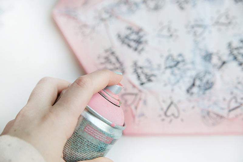 Kreative DIY-Idee zum Selbermachen: Hexagon-Tablett mit rosa Rand aus Holz aussägen 