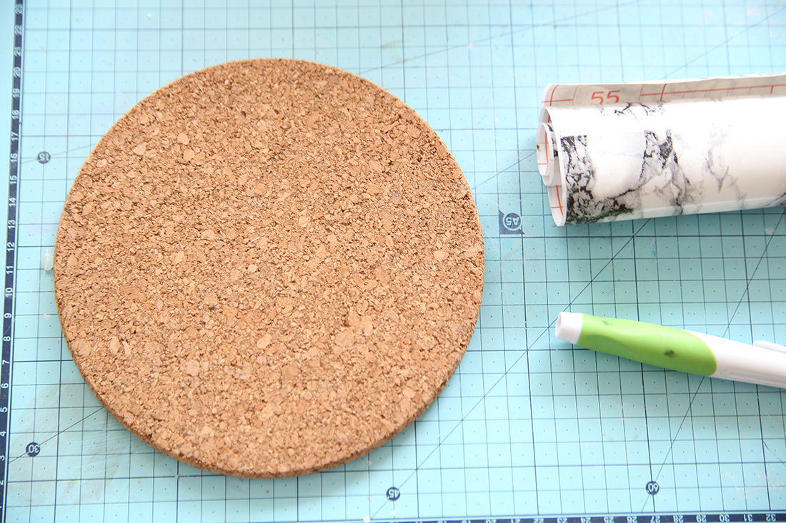 Kreative DIY-Idee zum Selbermachen: Mauspad mit Kork und Marmor-Folie, DIY-Blog