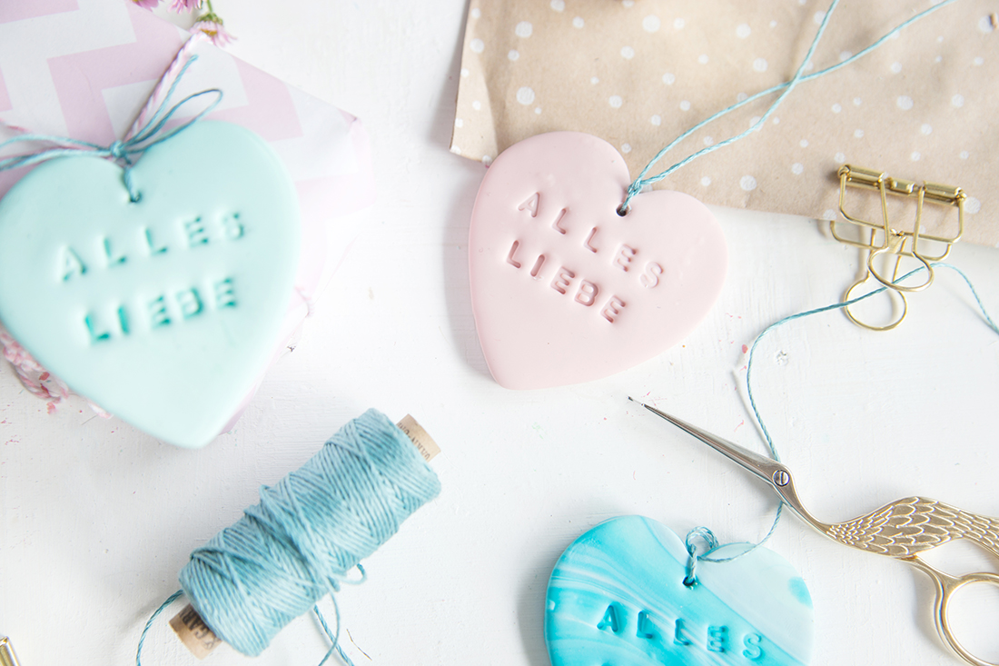 Kreative DIY-Idee zum Selbermachen: DIY Geschenk-Anhänger aus Fimo mit lieben Wünschen und Buchstaben-Stempeln selbermachen