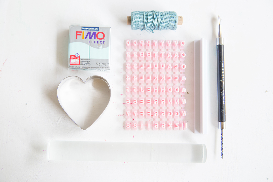 Kreative DIY-Idee zum Selbermachen: DIY Geschenk-Anhänger aus Fimo mit lieben Wünschen und Buchstaben-Stempeln selbermachen