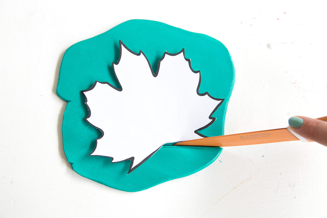Kreative DIY-Idee zum Selbermachen: Herbstliche Blätter-Teelichthalter aus Fimo einfach selbermachen | Herbst DIY mit Vorlage zum Ausdrucken