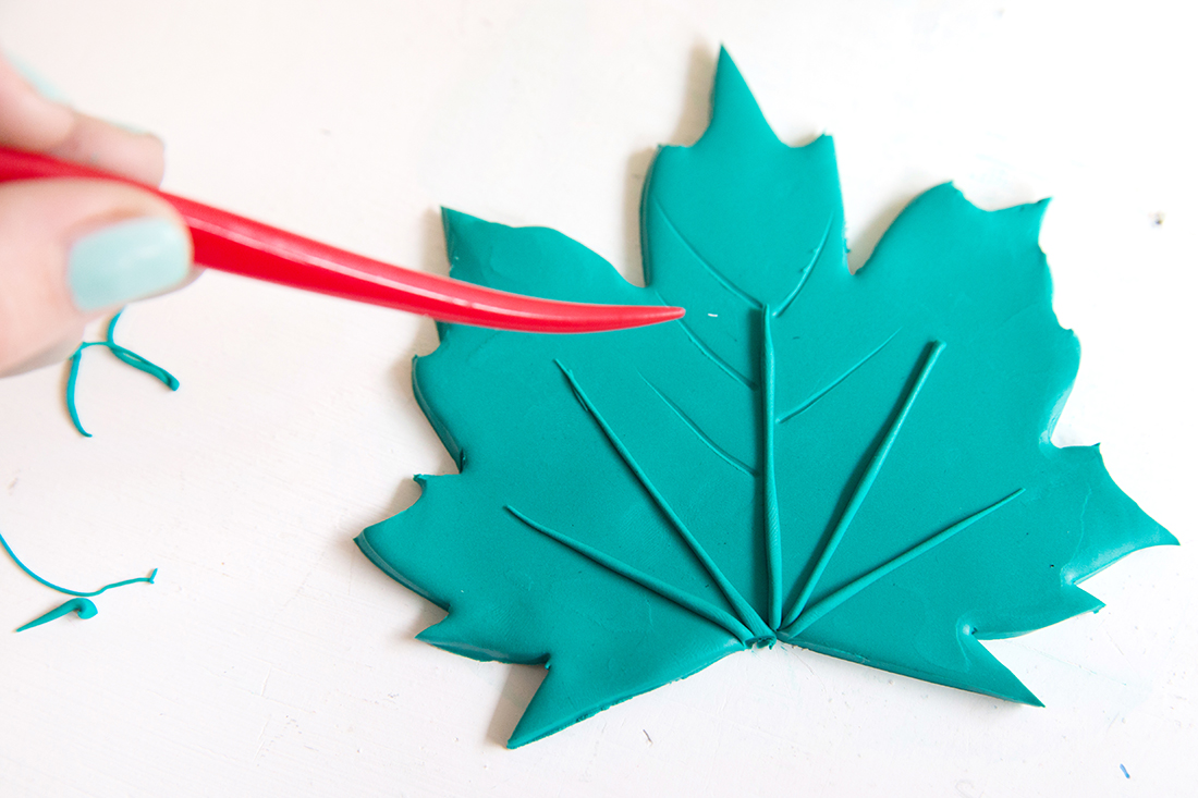 Kreative DIY-Idee zum Selbermachen: Herbstliche Blätter-Teelichthalter aus Fimo einfach selbermachen | Herbst DIY mit Vorlage zum Ausdrucken