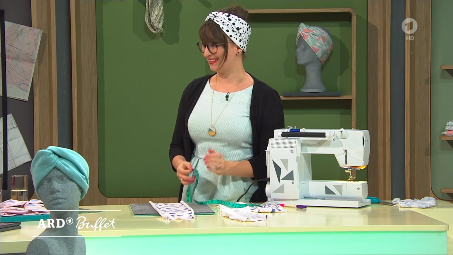 Kreative DIY-Idee zum Selbermachen: Einfaches Turban-Stirnband nähen - aus Jersey oder Sommersweat ganz einfach selbst genäht mit Step-by-Step-Anleitung