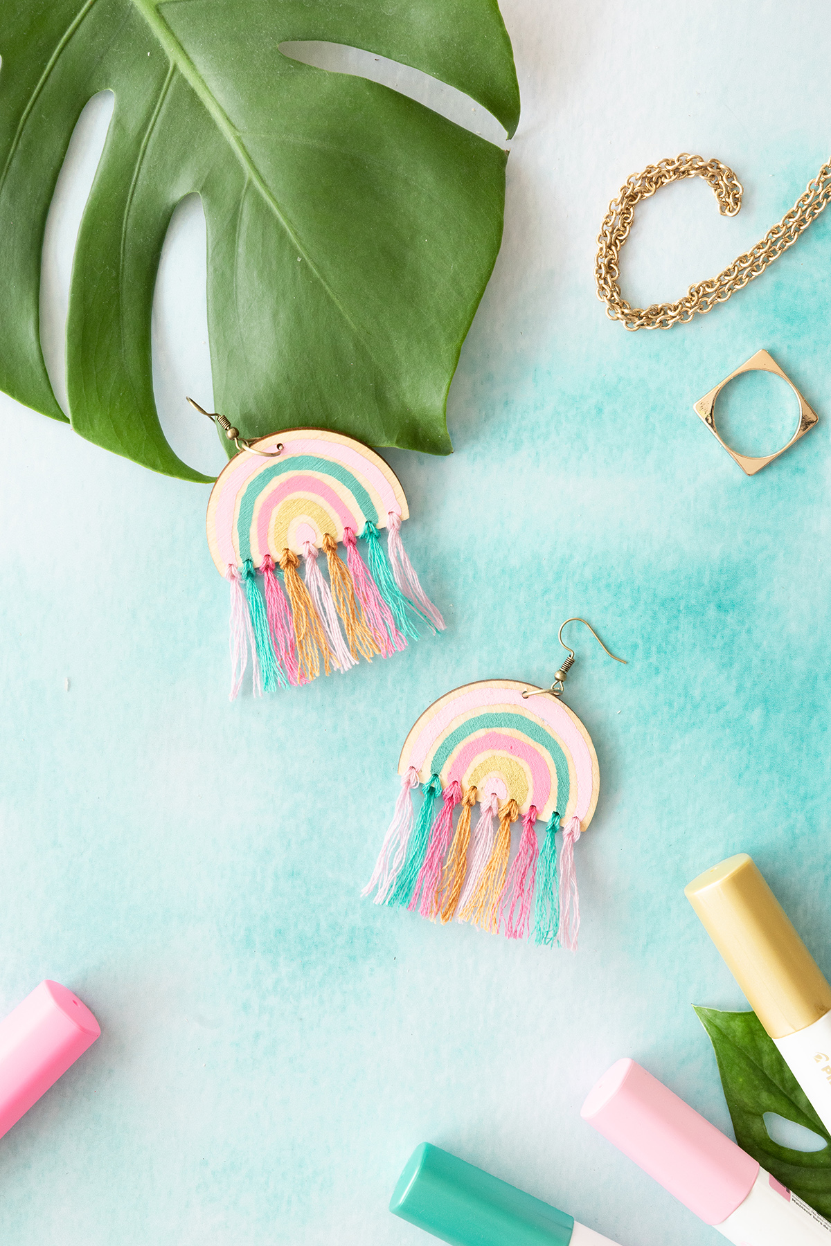 DIY: Regenbogen-Ohrringe im Boho-Stil selbst machen