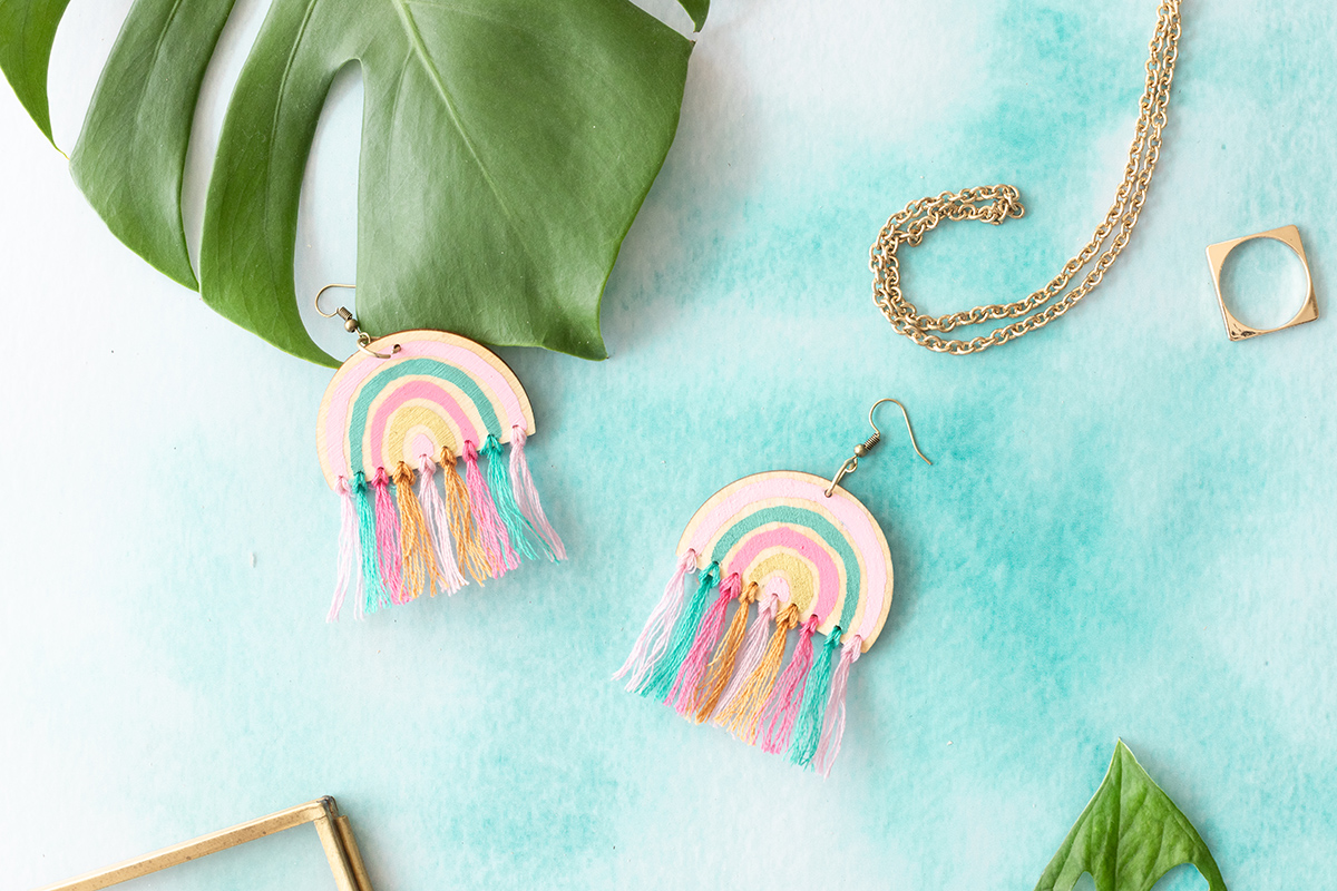 DIY: Regenbogen-Ohrringe im Boho-Stil selbst machen