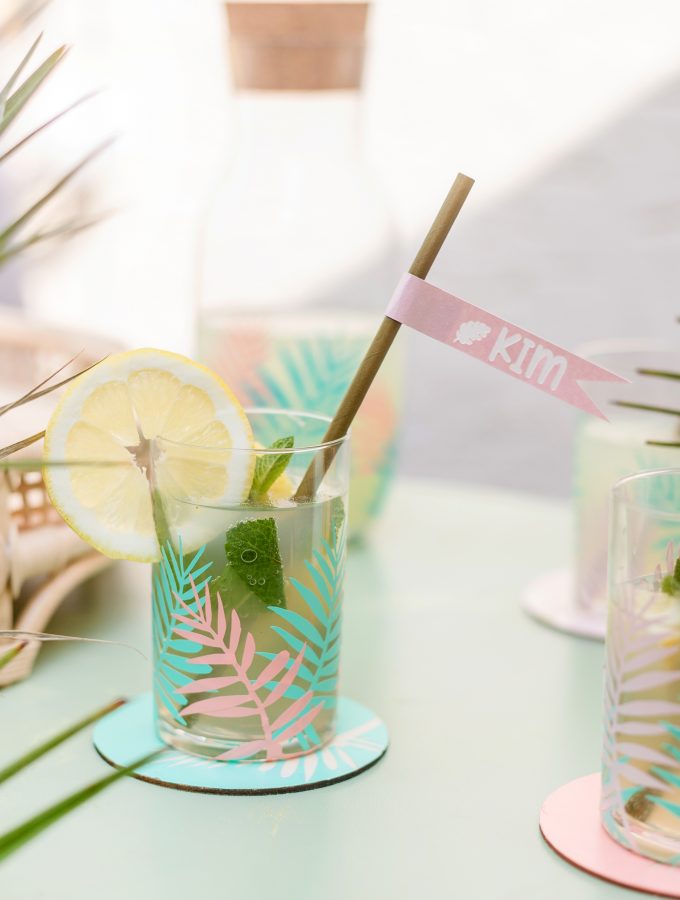 DIY: Gläser mit Palmenmuster für die Sommerparty