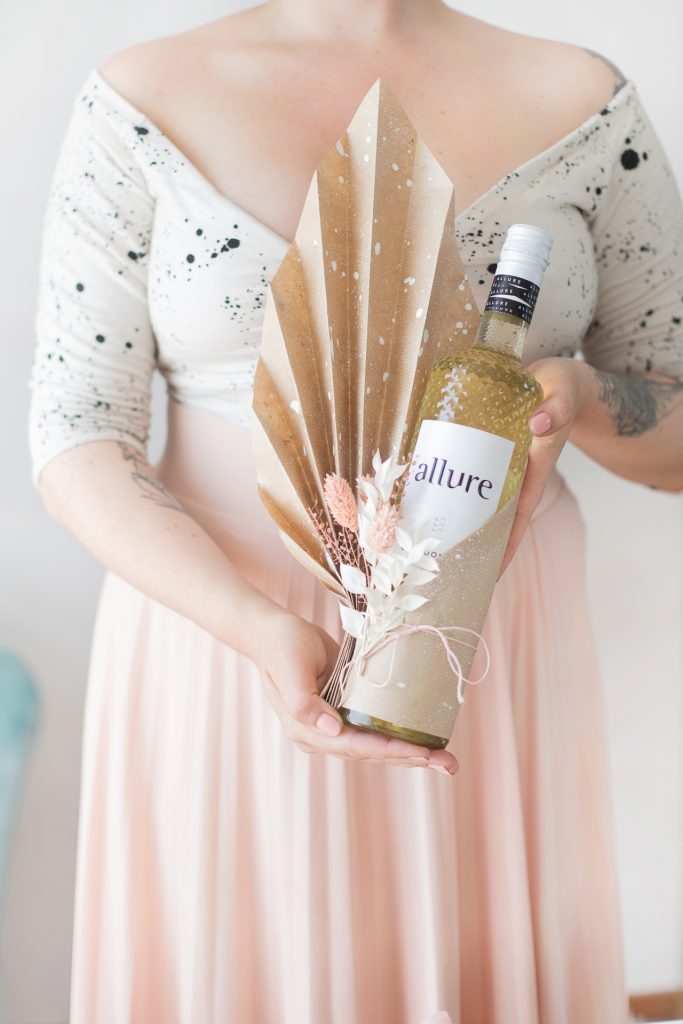 Flasche Und Gläser Als Geschenk Verpacken DIY: Weinflasche als Geschenk verpacken