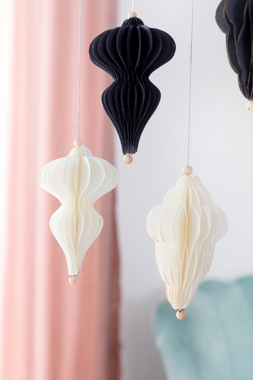 DIY: Papier-Ornamente mit Wabenmuster basteln