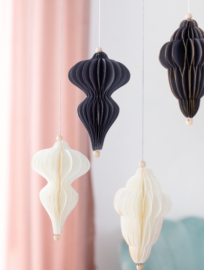 DIY: Papier-Ornamente mit Wabenmuster basteln