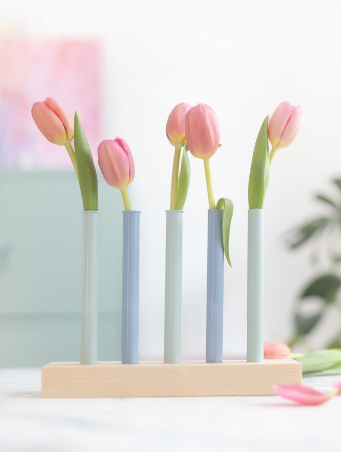 DIY Deko: Bunte Blumenvasen aus Holz und Reagenzgläsern