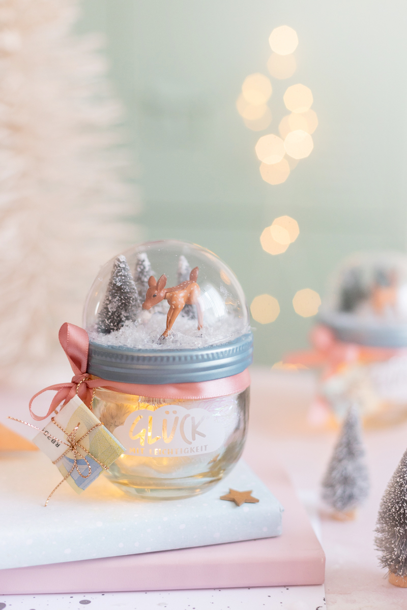 DIY Geschenkidee: Geldgeschenk im Glück Marmeladenglas mit leuchtender  Schneekugel